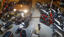 'Thần chết ngủ quên', cô gái may mắn sống sót khi xe bán tải lao thẳng vào sân đỗ xe